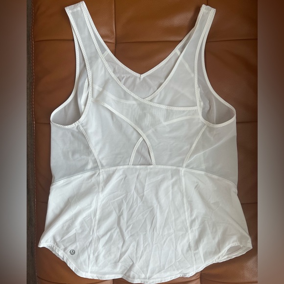 Lululemon Athletica - Run with the Sun Tank Top in white. Size 10 - Picture 8 of 9